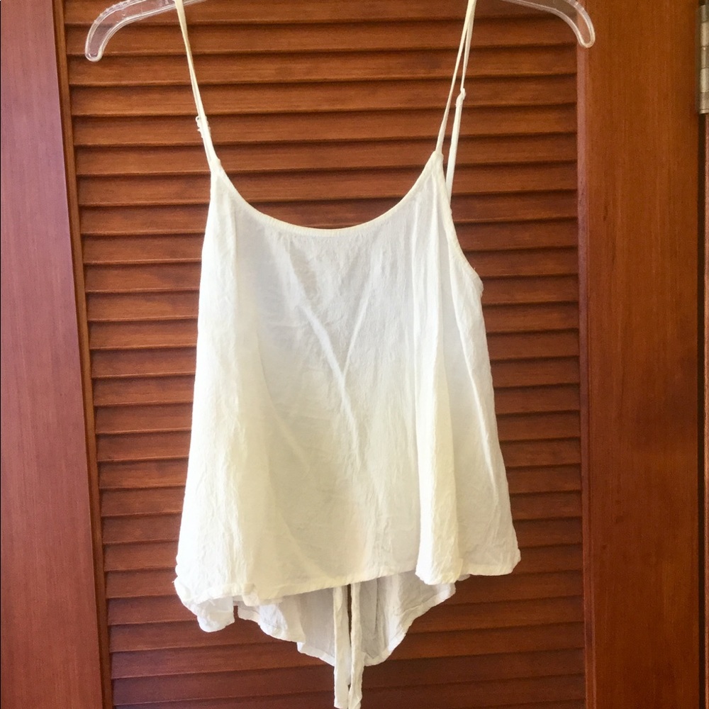 Olivaceous flowing white top